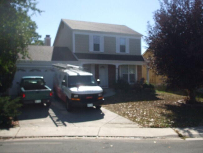 Building Photo - Experience Aurora living in this spacious 3-bedroom, 2-bathroom home