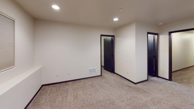 Building Photo - Stunning 3 Bed / 2 Bath Townhome in Northern Lights