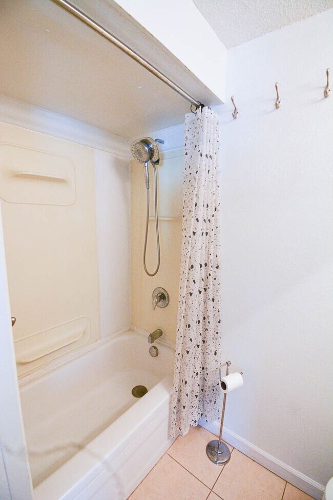 Building Photo - Cozy 2 Bedroom SE Rochester Home with Incredible Yard!