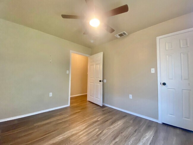 Building Photo - 3 bedroom 2 bath 1 car garage near MLK.