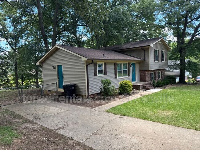 Building Photo - 105 Chuckwood Dr