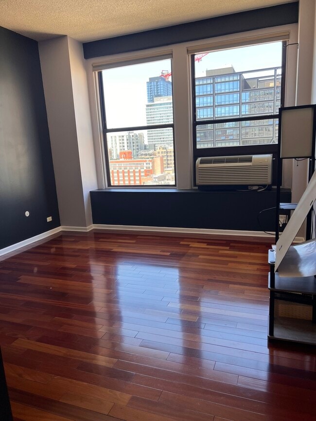 Building Photo - 600 S Dearborn St