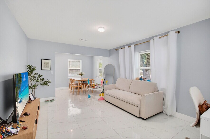 Building Photo - 614 N E St