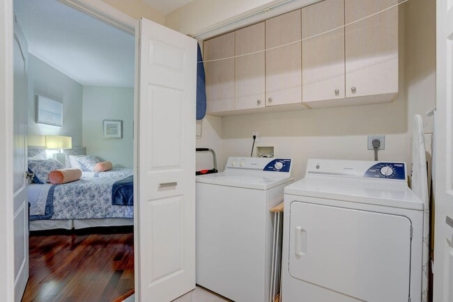 Building Photo - 500 Uno Lago Dr