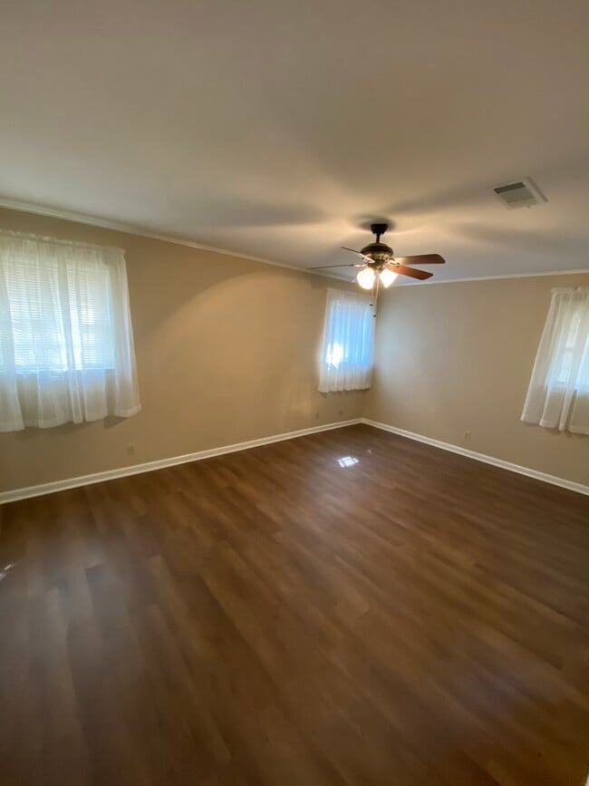 Building Photo - 455 Sandefur Dr