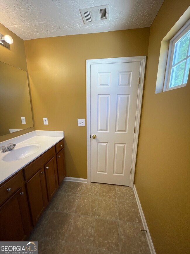 Building Photo - 363 Arrowhead Dr