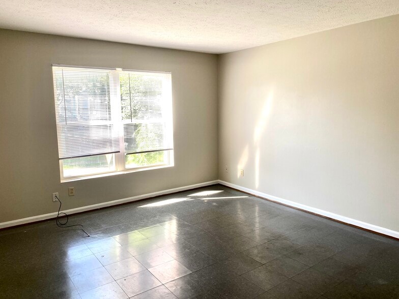 Building Photo - 2409 Rowan St