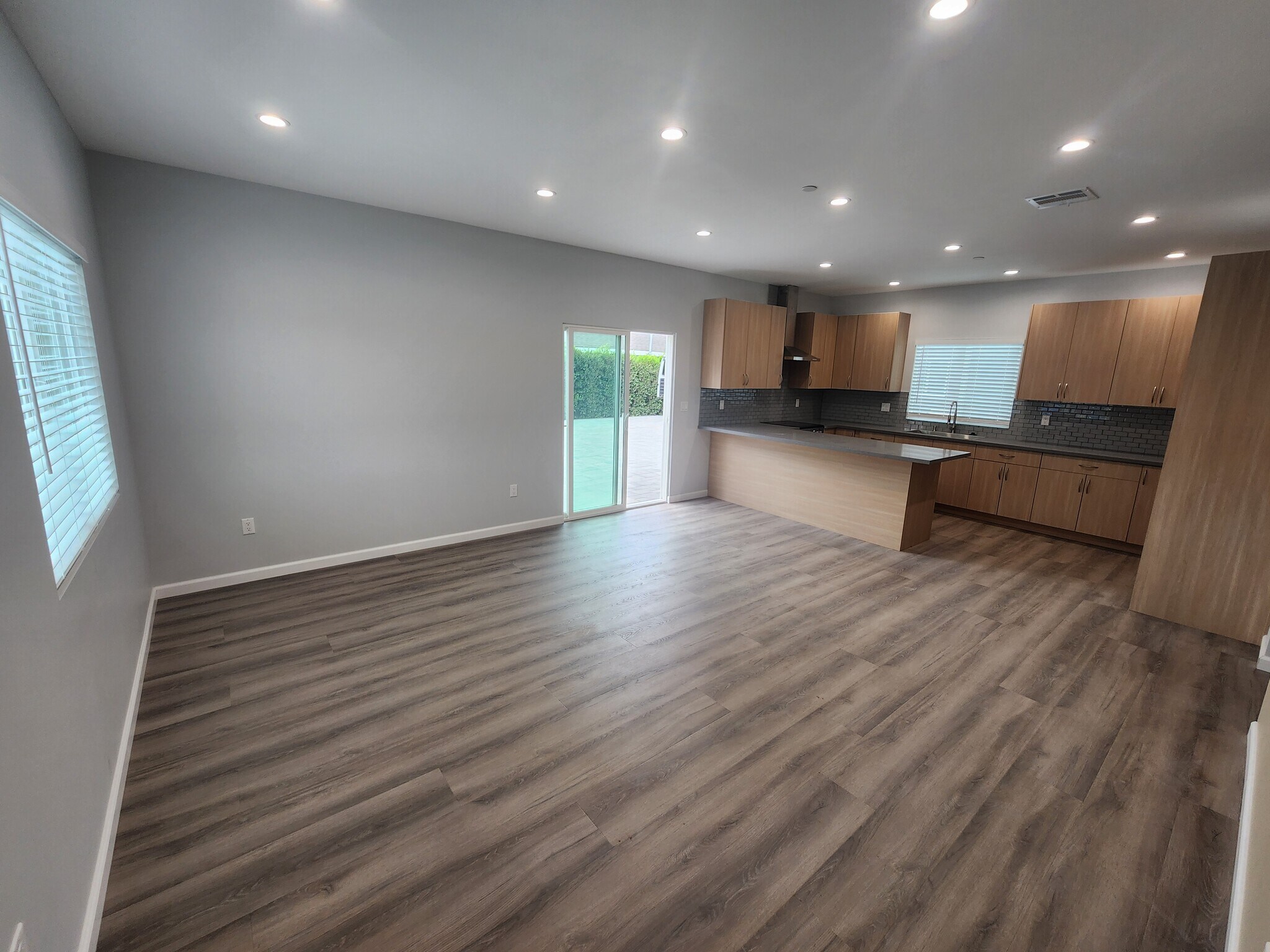 Building Photo - 15524 Tupper St