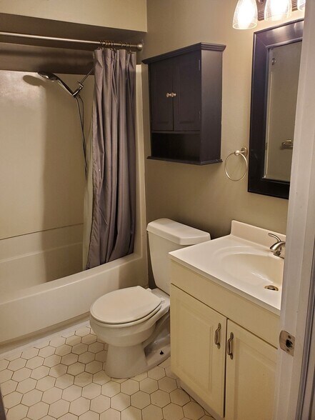 Full Bath - 5 Shannon Dr