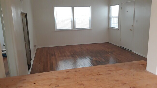 Building Photo - 1420 N Hollywood Way