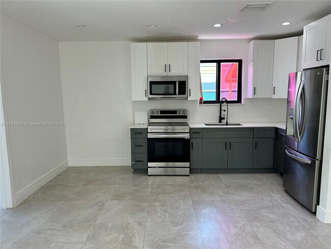 Building Photo - 911 79th Terrace