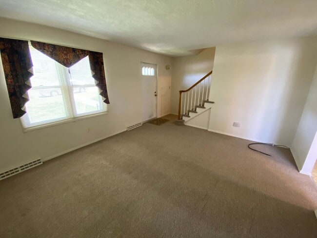 Building Photo - 135 Oak Manor Dr