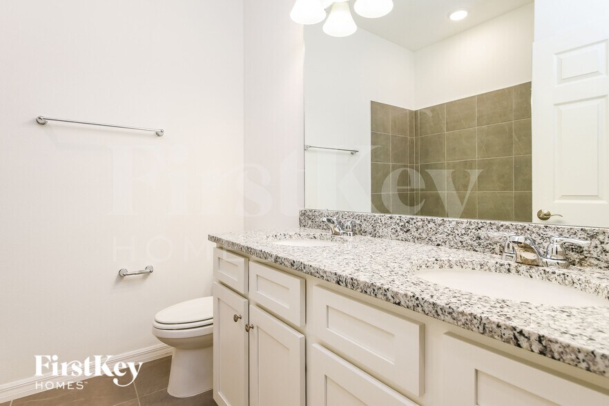 Building Photo - 1240 Spokane Pt