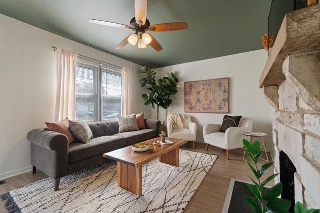 Building Photo - 2 Bed/ 1 Bath Cottage in Charlotte Park, Fenced Yard and Pet Friendly