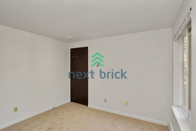 Building Photo - 2 Bed and 1 Bath Bellevue Condo is Availab...