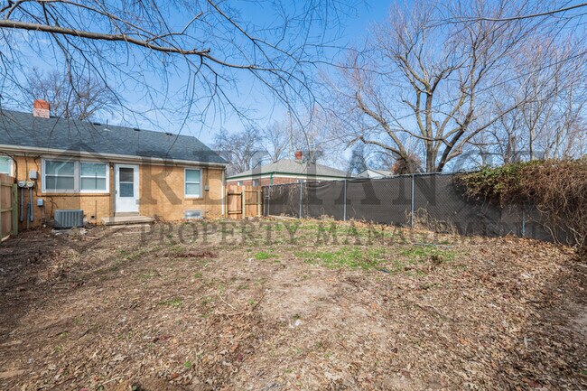 Building Photo - 2042 S Pinecrest St