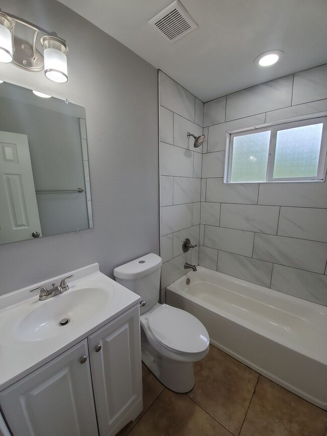 Building Photo - Beautiful 2 Bed 1 Bath Unit For Rent in Wh...