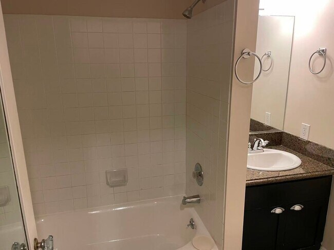 Building Photo - Nice studio near Space Needle in downtown Seattle for rent!