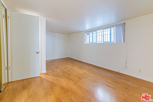 Building Photo - 933 S Manhattan Pl