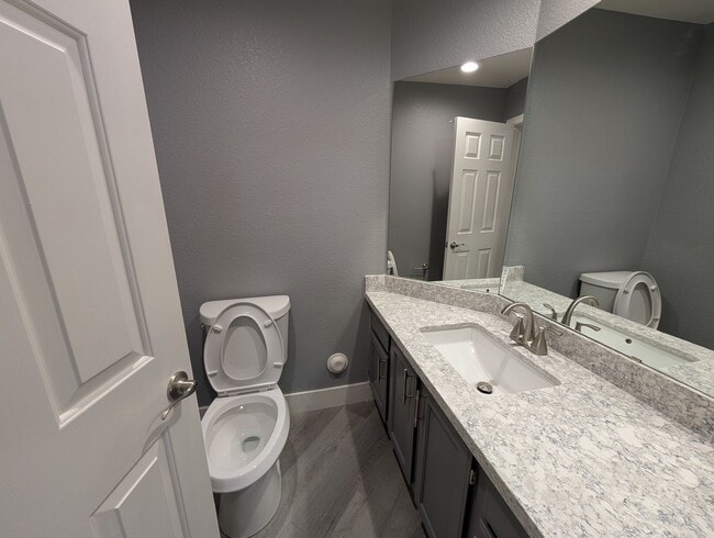 Building Photo - 2 Bedroom 2.5 Bath