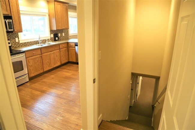 Building Photo - 4 bed/2 bath 1000 feet From Monroe