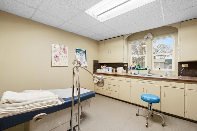 Building Photo - 107 E Holland Ave