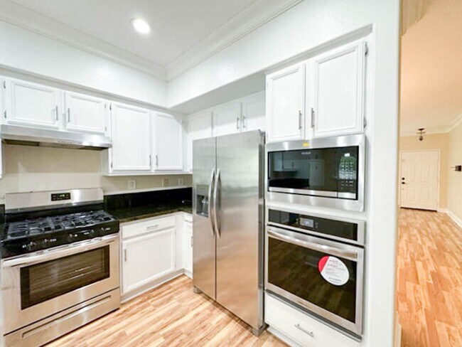 Building Photo - **STUNNING** 8 BEDROOM SOLAR HOME IN GATED...