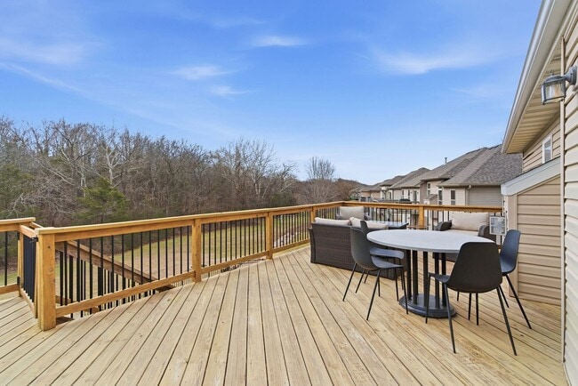 Building Photo - 5 bed/ 3 bath Single Family Home.