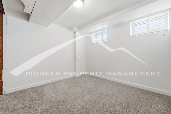 Building Photo - Stunning Home with Central AC and Fenced Yard