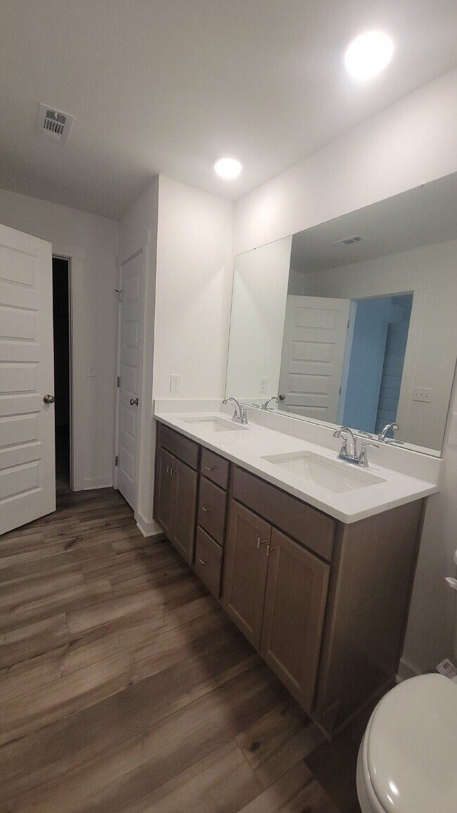 Building Photo - 7580 Discovery Pt Dr NW