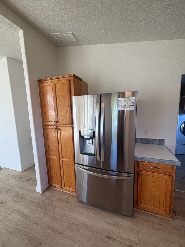 Building Photo - Single Level 3 Bedroom 2 Bathroom Home located just minutes from both Windsor and Larkfield w/ Ut...