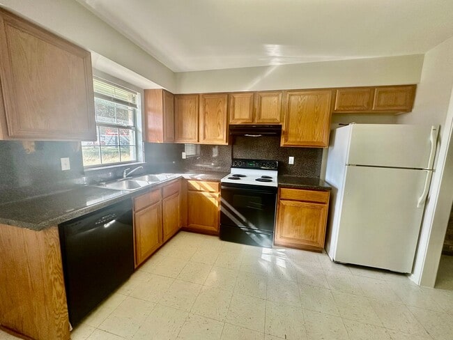 Building Photo - Cozy 2/1 Duplex in Pleasanton w/ Dedicated Parking ~ Move-In Ready!