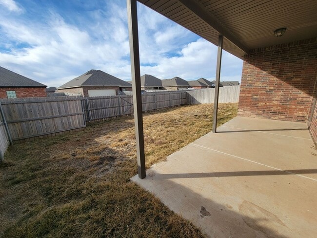 Building Photo - PRE LEASING 3 Bed 2 Bath Heritage Hills Beauty