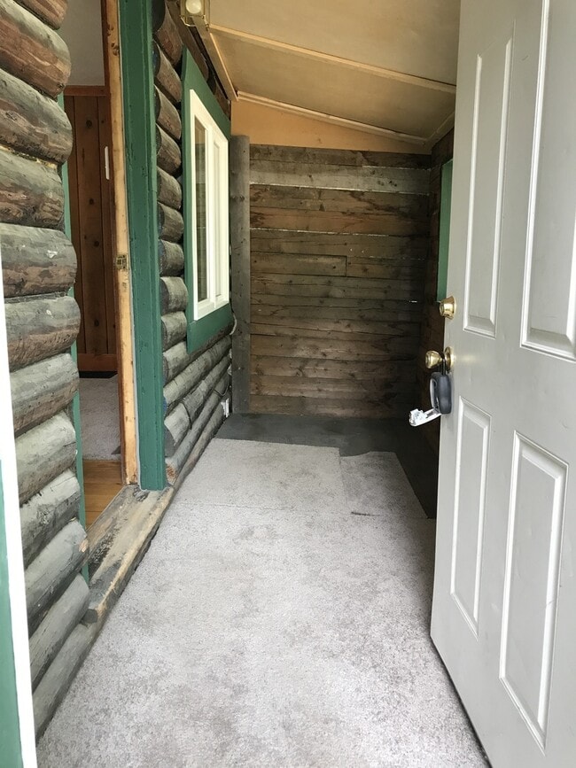 Building Photo - Log Home for Rent in North Pole!