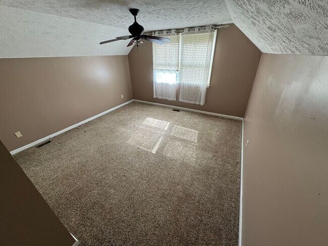 Building Photo - 4 bedroom 3 Bath Home