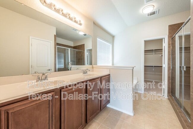 Building Photo - 1012 Lake Hollow Dr