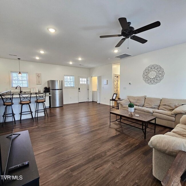 Building Photo - Modern 2-bedroom, 2 bathroom apartment convienent location