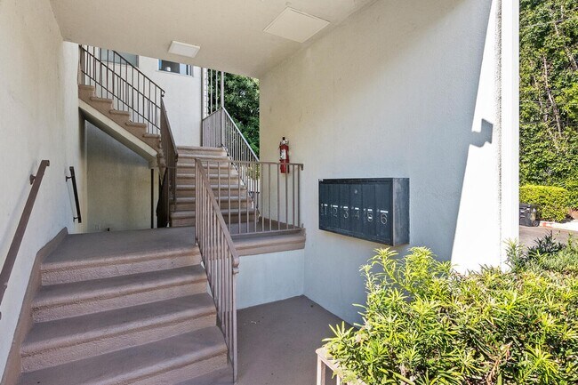 Building Photo - 9080 Shoreham Dr