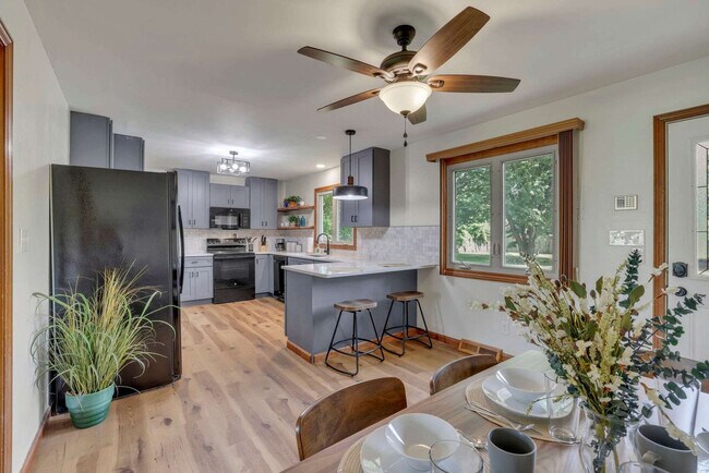 Building Photo - 3695 Montclair Dr