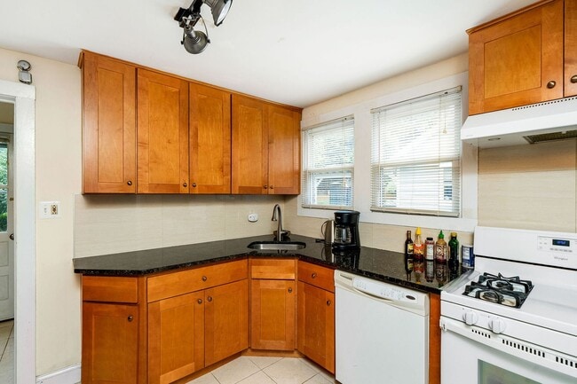 Building Photo - 96 Linden Ln