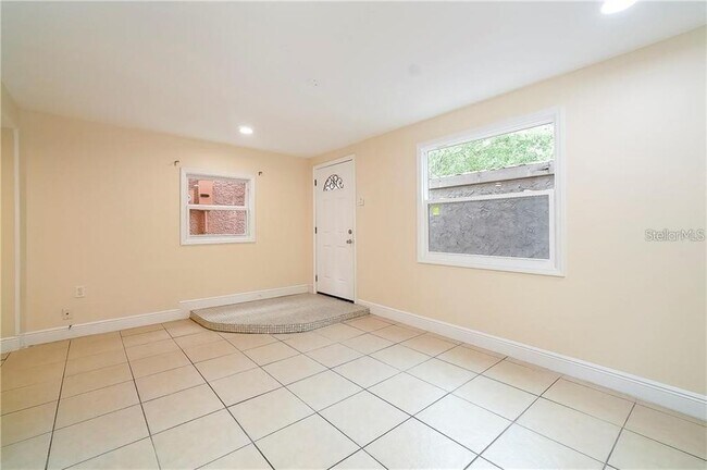 Building Photo - 445 Shine Ave