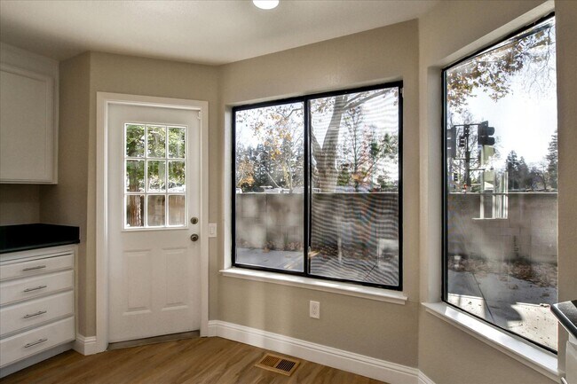 Building Photo - 970 Antelope Terrace