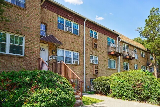 Building Photo - 18 College Dr