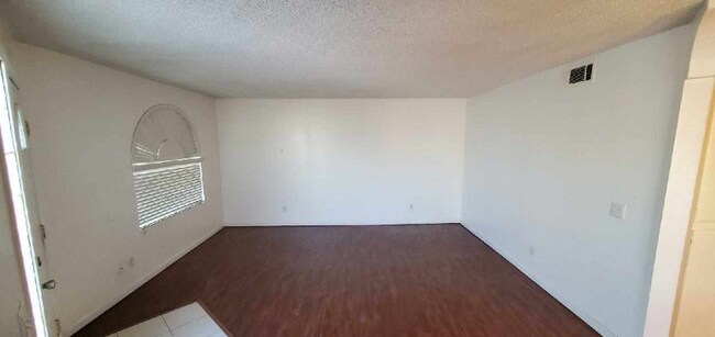 Building Photo - 1138 E 2nd St