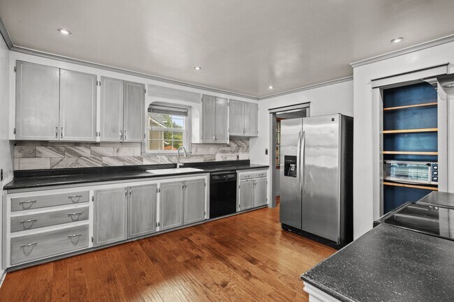 Building Photo - East Valley Home With Large Yard!