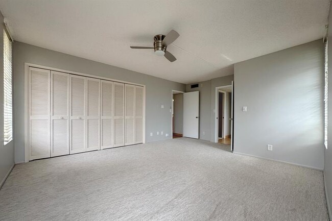 Building Photo - 3051 S Palm Aire Dr