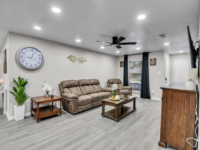 Building Photo - 705 Littlewood