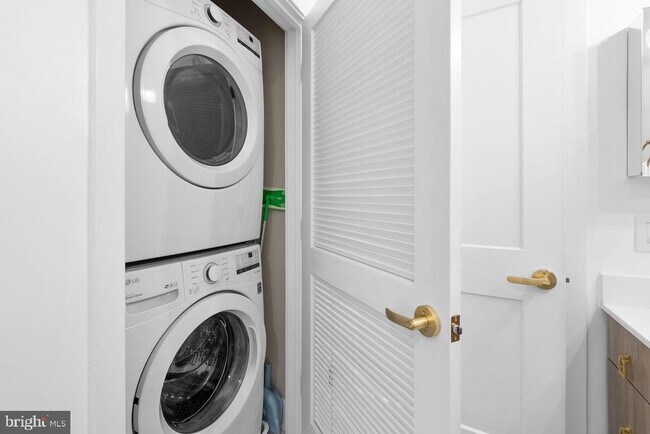 Building Photo - 145 Riverhaven Dr