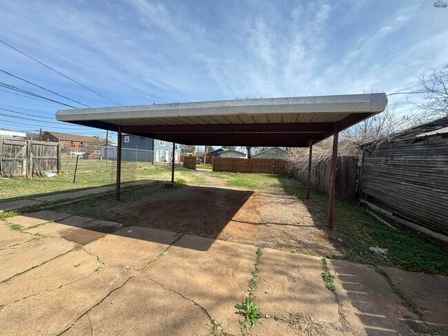 Building Photo - 1105 Bluff St