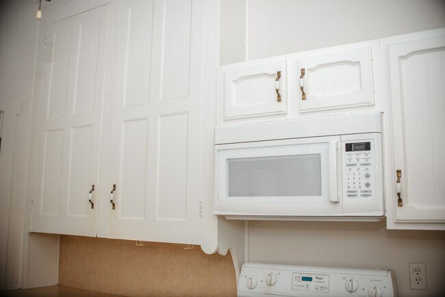 Building Photo - 204 E High St